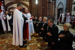 2023-10-21 Drugi dzień II Międzynarodowego Konwentu Templariuszy, Inwestytura (pasowanie nowych Rycerzy Zakonu Templariuszy) w Katedrze pw. Św. Apostołów Piotra i Pawła w Gliwicach