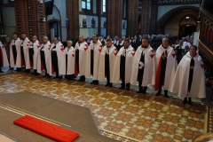 2023-10-21 Drugi dzień II Międzynarodowego Konwentu Templariuszy, Inwestytura (pasowanie nowych Rycerzy Zakonu Templariuszy) w Katedrze pw. Św. Apostołów Piotra i Pawła w Gliwicach