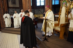 2023-10-21 Drugi dzień II Międzynarodowego Konwentu Templariuszy, Inwestytura (pasowanie nowych Rycerzy Zakonu Templariuszy) w Katedrze pw. Św. Apostołów Piotra i Pawła w Gliwicach