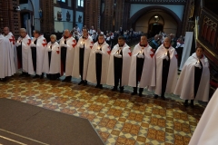 2023-10-21 Drugi dzień II Międzynarodowego Konwentu Templariuszy, Inwestytura (pasowanie nowych Rycerzy Zakonu Templariuszy) w Katedrze pw. Św. Apostołów Piotra i Pawła w Gliwicach